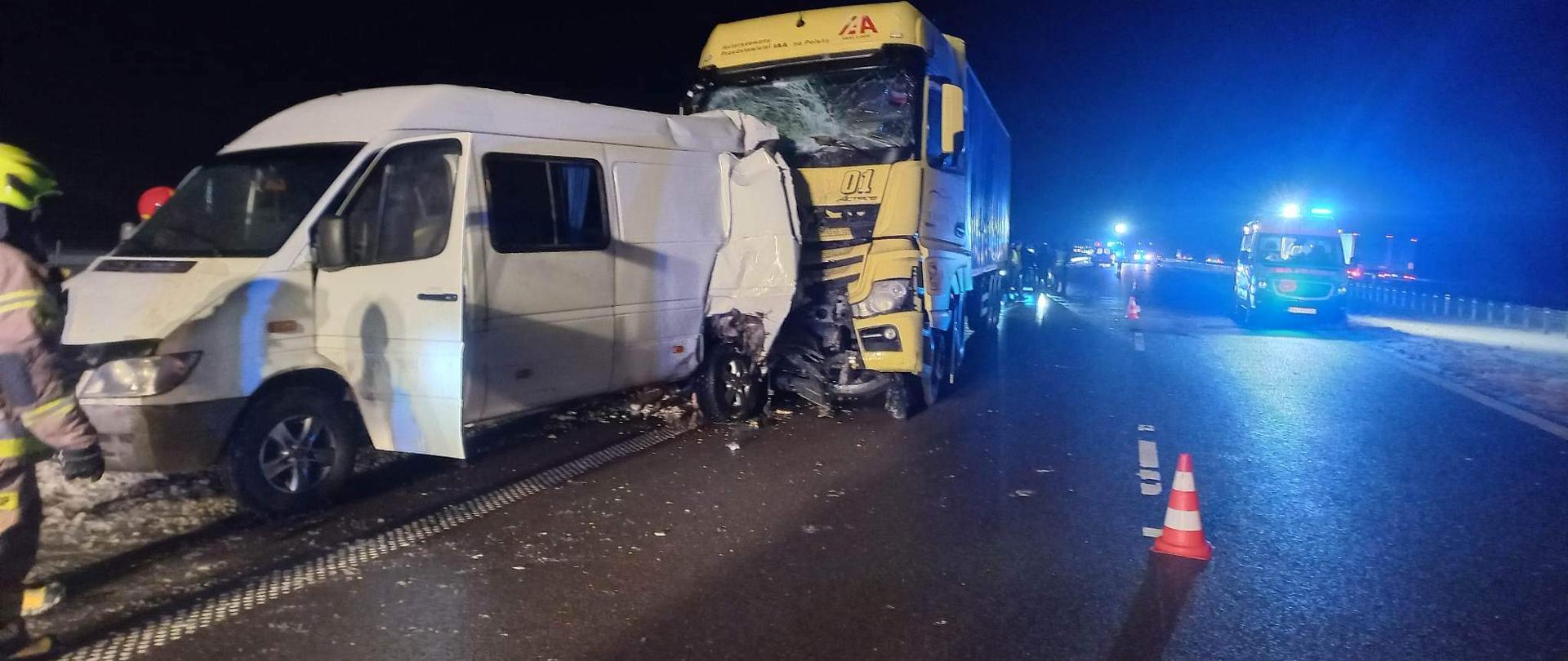 Samochody biorące udział w zdarzeniu, stojące przy karetce pogotowia.