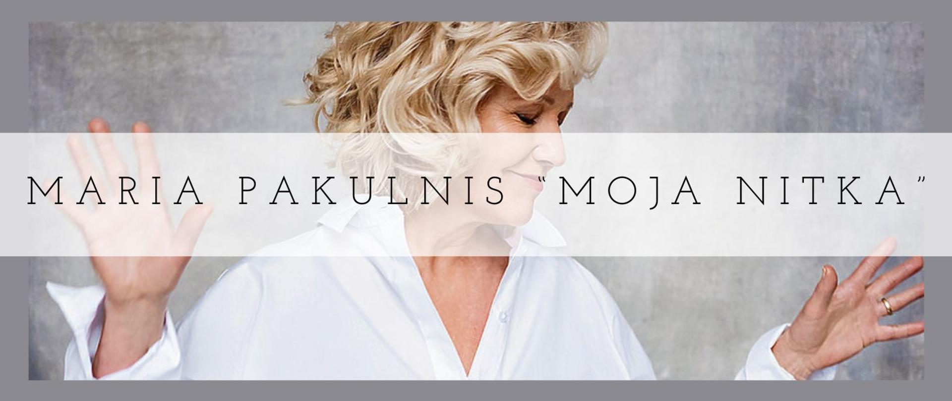 Zdjęcie aktorki Marii Pakulnis na szarym tle. Na zdjęciu czarnymi literami Maria Pakulnis "Moja nitka"