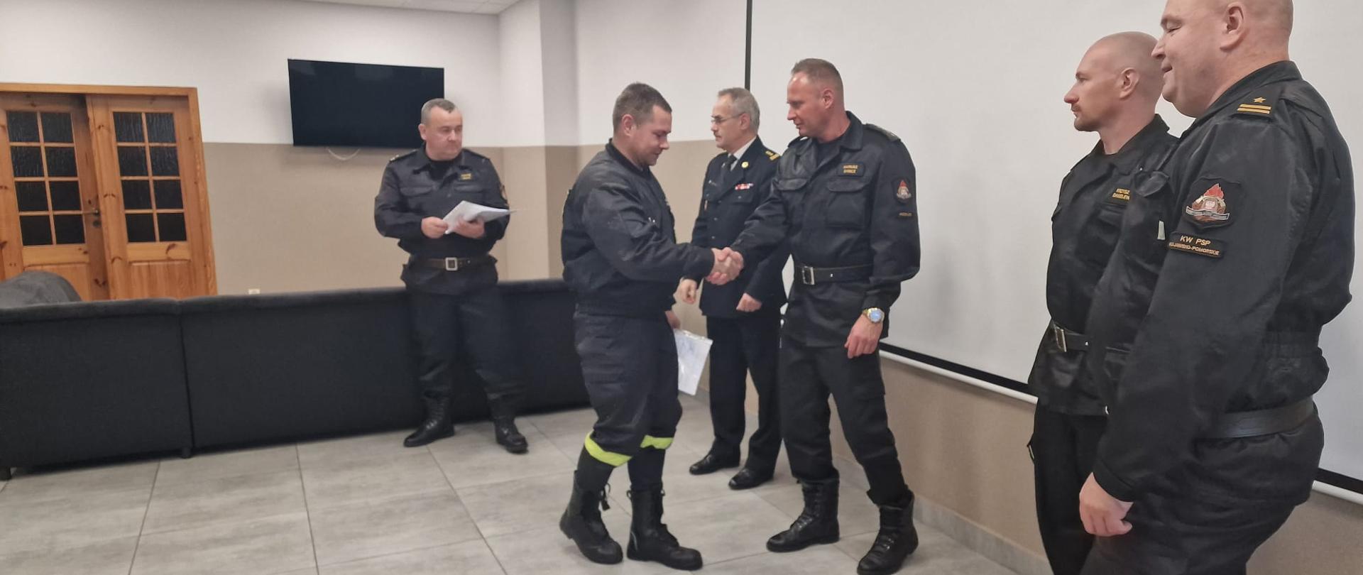 Komisja egzaminacyjna wręcza zaświadczenia o ukończeniu szkolenia