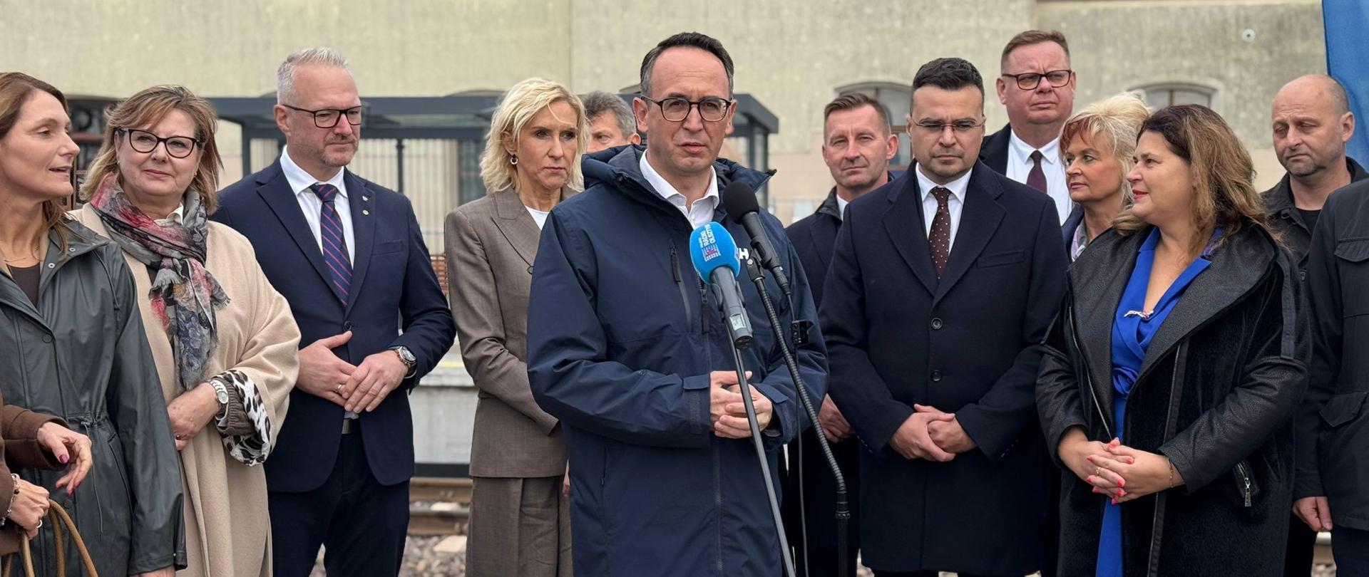 Minister infrastruktury Dariusz Klimczak podczas konferencji 