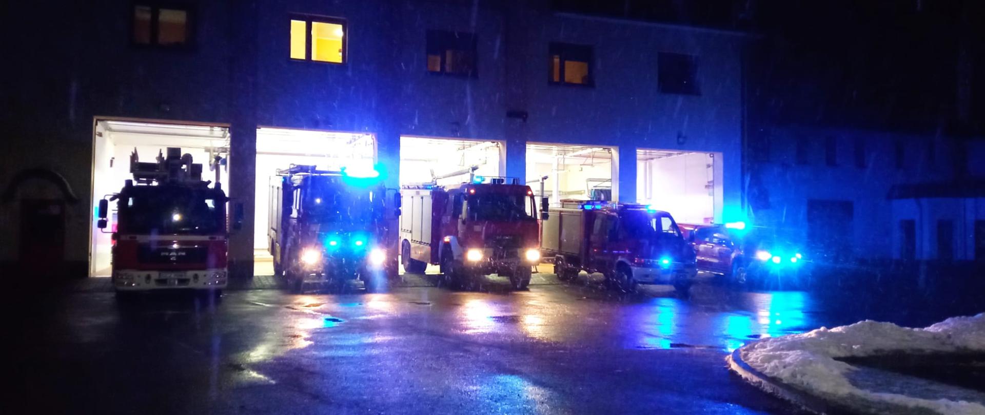 Na placu Jednostki Ratowniczo-Gaśniczej wszystkie samochody bojowe wyjechały z garażu i o godz. 18.00 i włączyły sygnały świetlne i dźwiękowe przez 1 minutę
