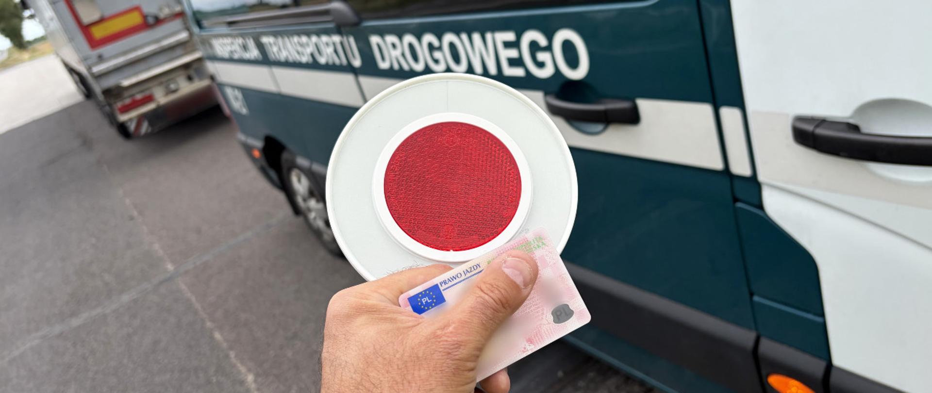 Na pierwszym planie: funkcjonariusz mazowieckiej Inspekcji Transportu Drogowego trzyma w ręku blankiet prawa jazdy kontrolowanego kierowcy i tarczę (lizak) do zatrzymywania pojazdów w ruchu drogowym. W tle: prawy bok oznakowanego furgonu mazowieckiej Inspekcji Transportu Drogowego. Za oznakowanym radiowozem Inspekcji Transportu Drogowego stoi ciągnik siodłowy z podpiętą naczepą.