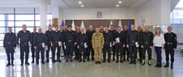 Grupowe zdjęcie uczestników szkolenia w towarzystwie Zastępcy Komendanta Centralnej Szkoły PSP oraz pracowników Szkoły sprawującymi nadzór nad szkoleniem