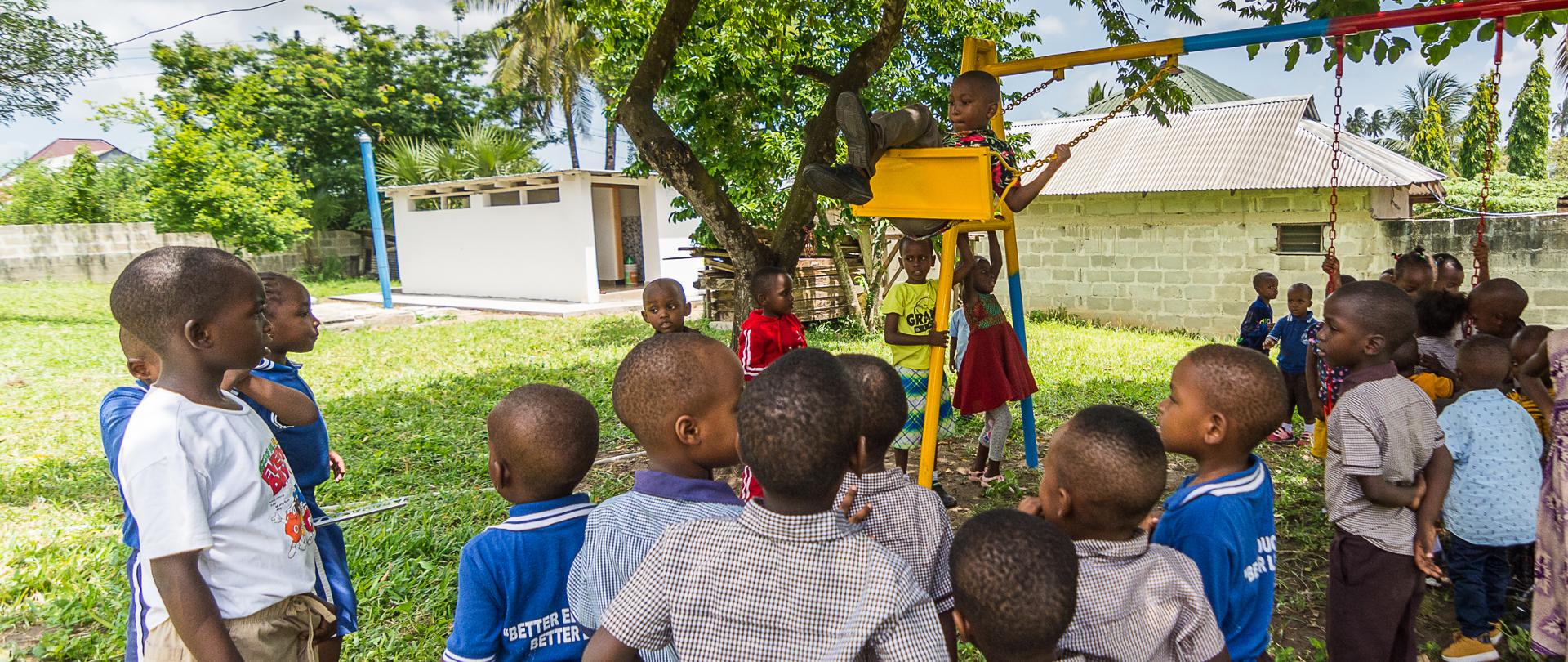 grupa dzieci bawiących się na podwórku