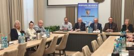 Uczestnicy spotkania siedzący w sali konferencyjnej. W tle baner Rady Powiatowej Dolnośląskiej Izby Rolniczej Powiatu Oleśnickiego