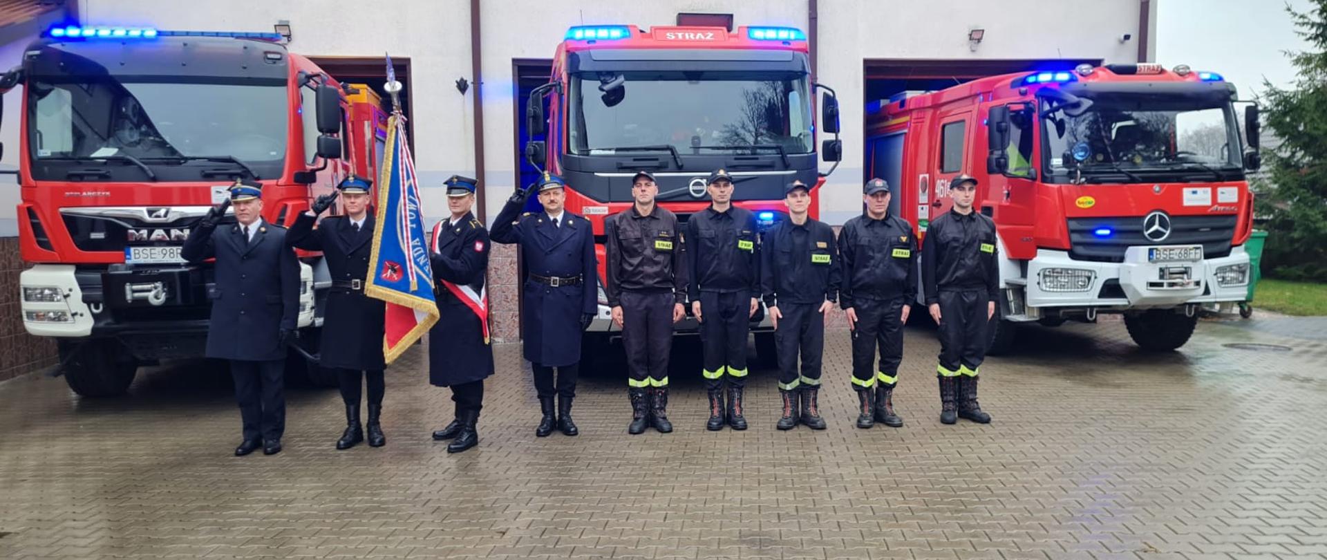 Strażacy Komendy Powiatowej Państwowej Straży Pożarnej w Sejnach uczestniczący podczas akcji "Niepodległa do Hymnu" z okazji rocznicy odzyskania przez Polskę niepodległości
