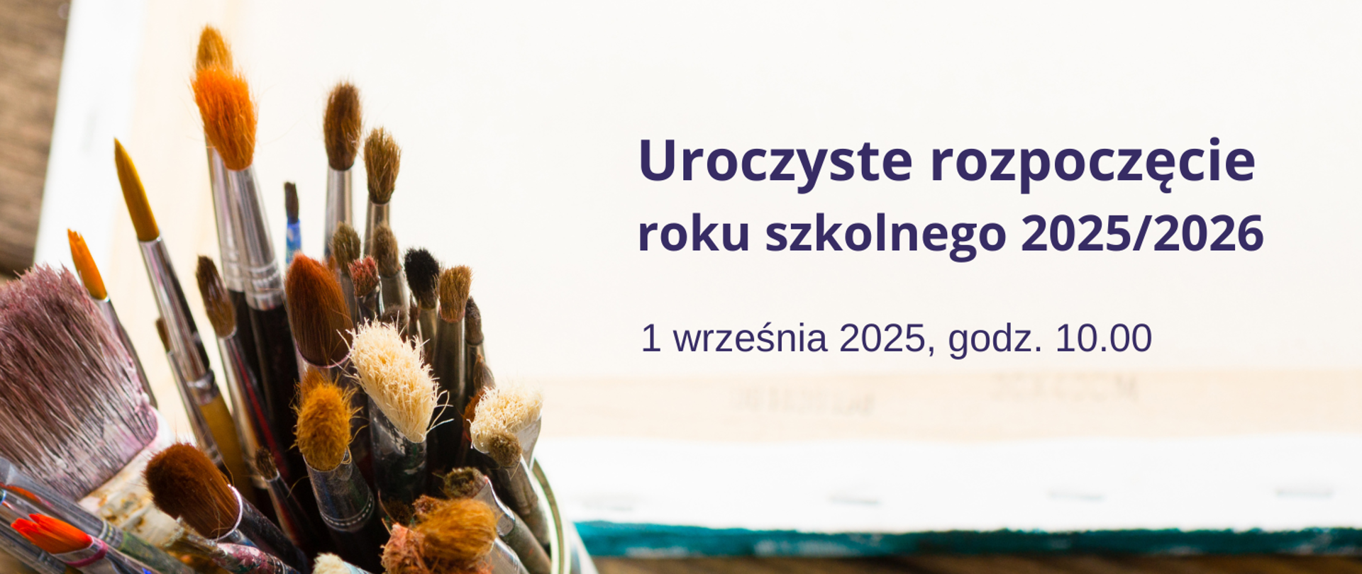 Wielobarwna grafika składająca się z dwóch części. Po lewej stronie pędzle malarskie. Po prawej stronie granatowy napis: uroczyste rozpoczęcie roku szkolnego 2025/2026 1 września 2025, godz. 10.00