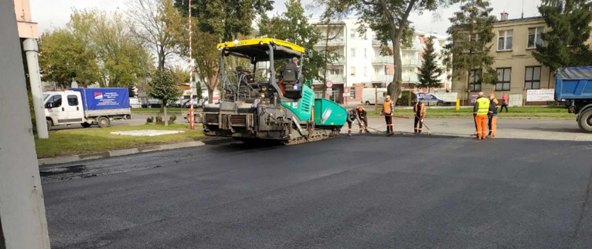  Końcowy etap prac nad wylewką asfaltową.