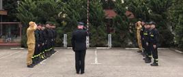 widoczni funkcjonariusze KP PSP w Kępnie podczas uroczystej zmiany służby z okazji Dnia Flagi RP