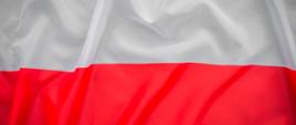 Zdjęcie przedstawiające pofałdowaną flagę państwową Rzeczpospolitej Polskiej