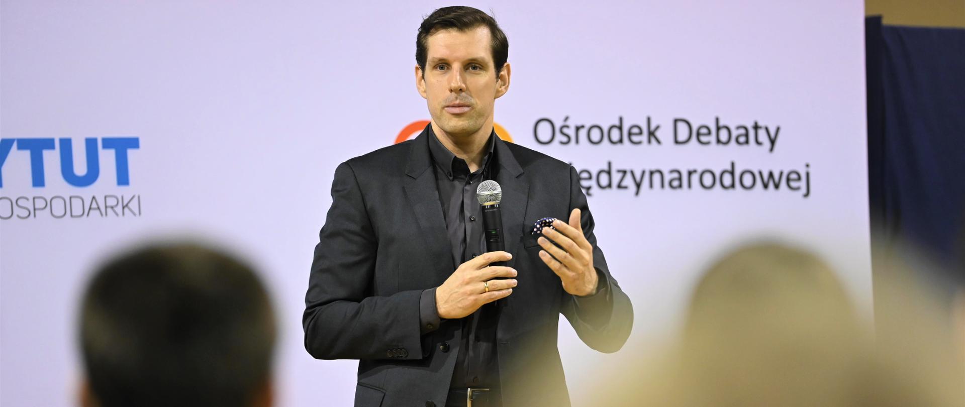 Wojewoda łódzki Tobiasz Bocheński w trakcie Lekcji Dyplomacji organizowanej przez RODM Łódź