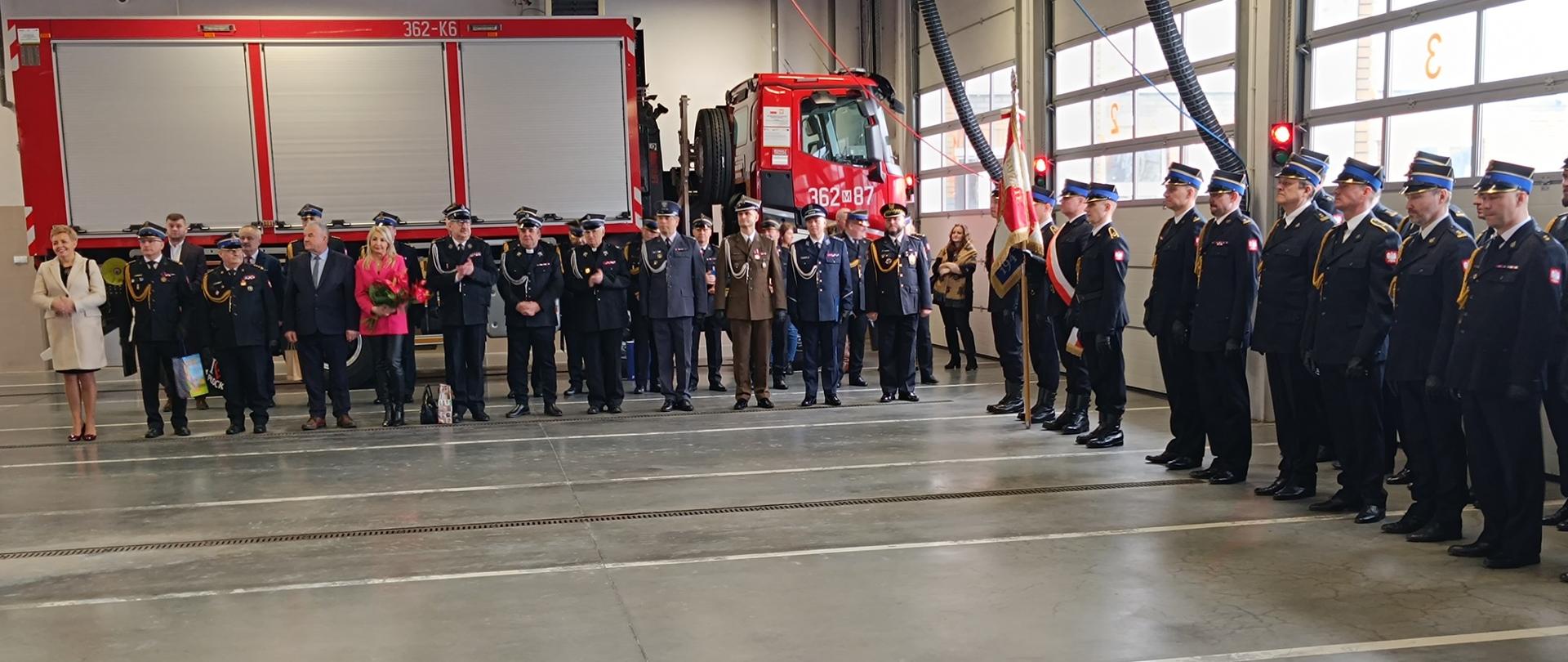 Na zdjęciu zaproszeni goście oraz poczet sztandarowy KM PSP w Płocku oraz pododdział strażaków.