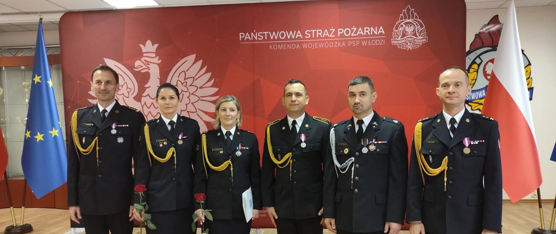 Na zdjęciu widać odznaczonych funkcjonariuszy PSP z terenu powiatu zgierskiego wraz z Komendantem Wojewódzkim PSP w Łodzi i Komendantem Powiatowym PSP w Zgierzu 