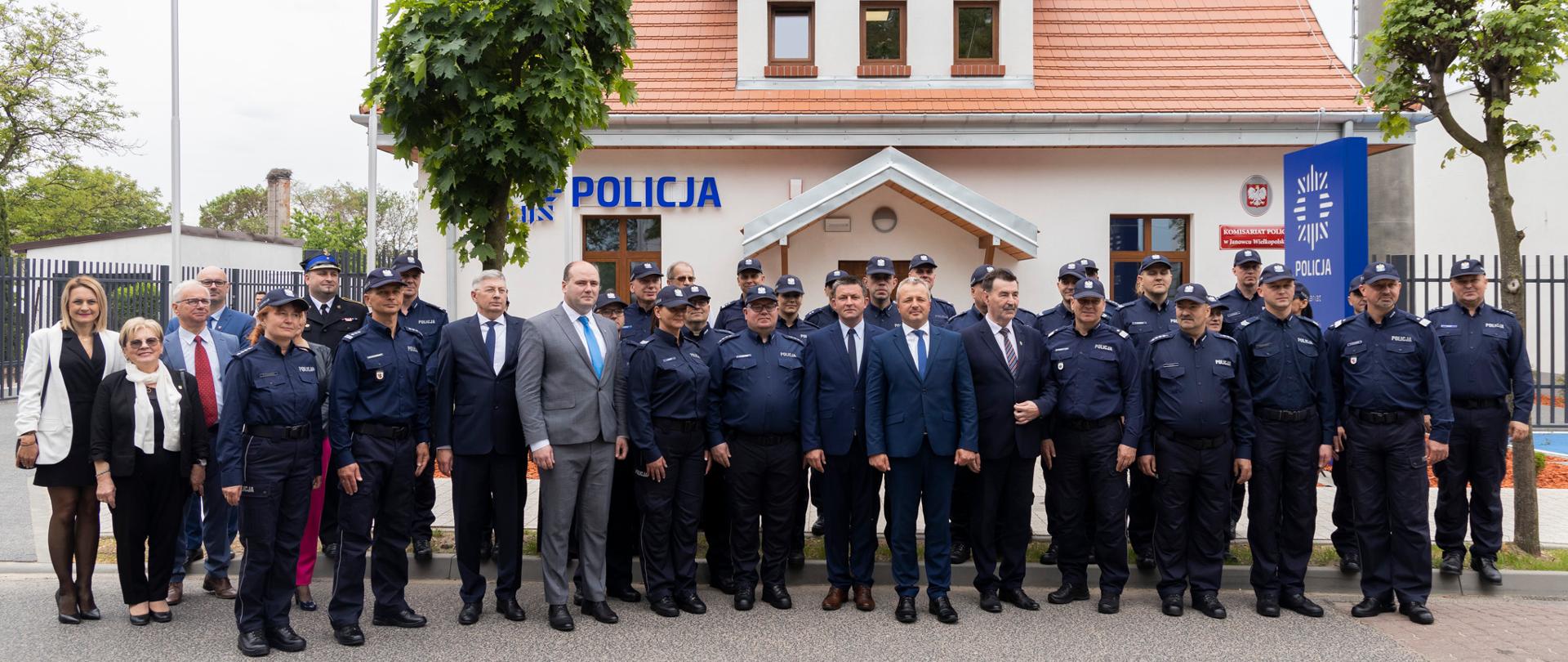 
Tłum ludzi stojący na placu przed budynkiem policji
