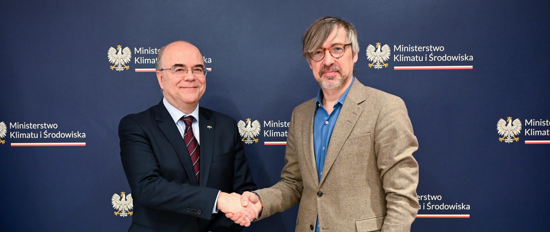 Wiceminister klimatu i środowiska Krzysztof Bolesta oraz ambasador Brazylii Haroldo de Macedo Ribeiro podczas spotkania podsumowującego wyniki COP30.