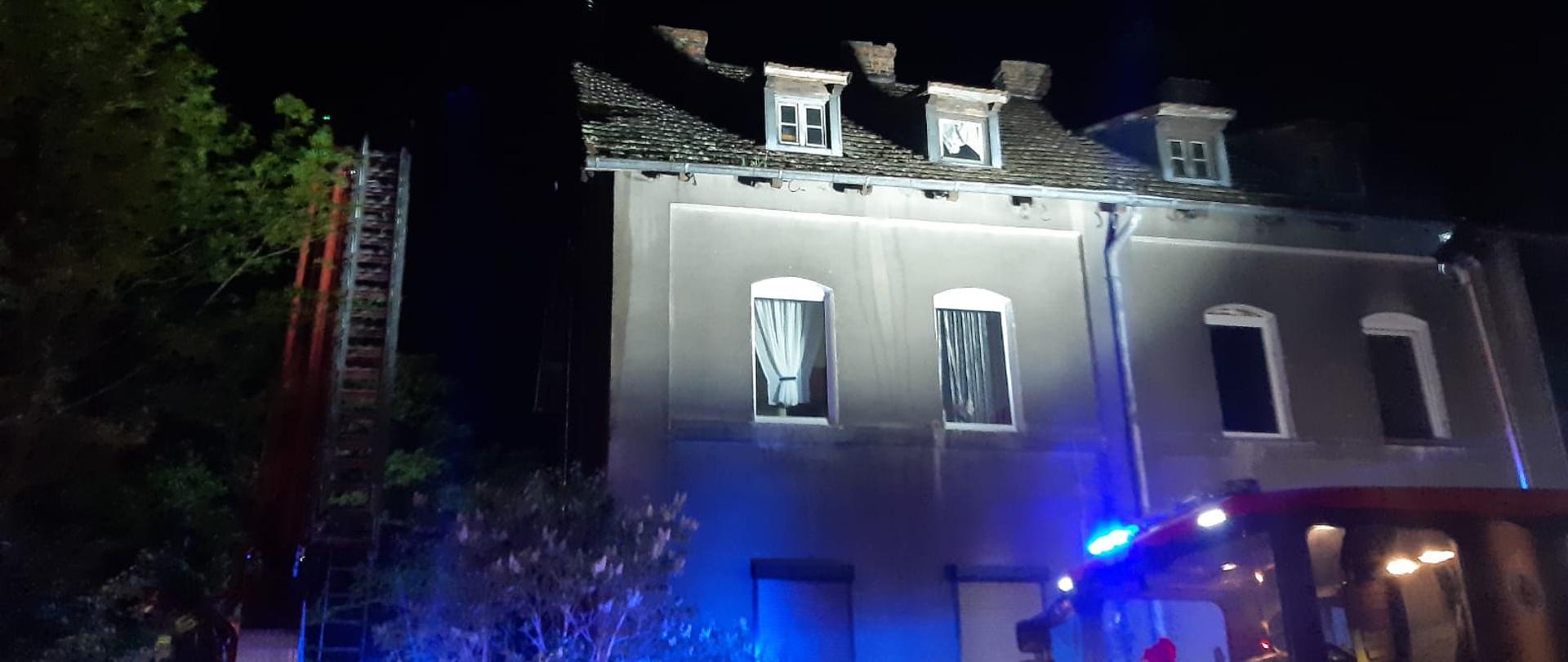 POŻAR DACHU W BUDYNKU MIESZKALNYM