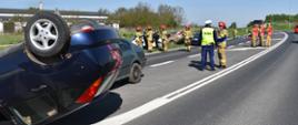 Strażacy prowadzący działania ratownicze podczas wypadku drogowego na obwodnicy Pińczowa