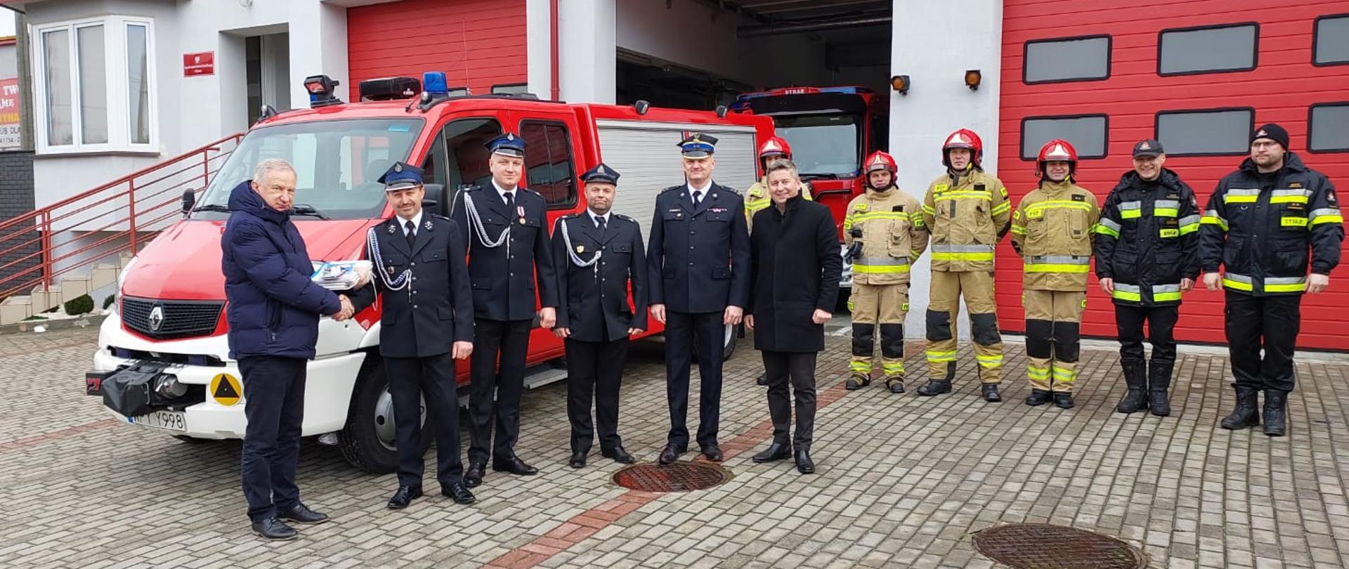 Przekazanie samochodu SLRt do Ochotnicznej Straży Pożarnej w Klwowie