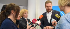Wiceminister zdrowia Janusz Cieszyński odpowiada na pytania dziennikarzy podczas konferencji prasowej w Centrum Systemów Informacyjnych Ochrony Zdrowia.