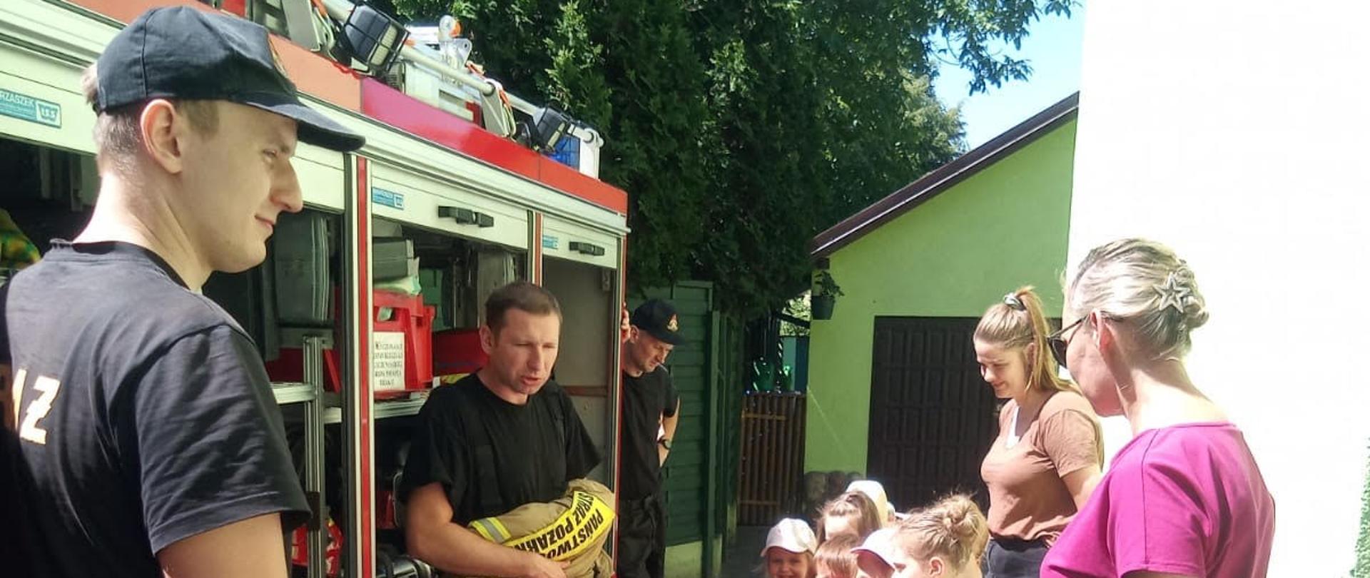 Strażacy z wizytą w przedszkolu "Brzdąc"