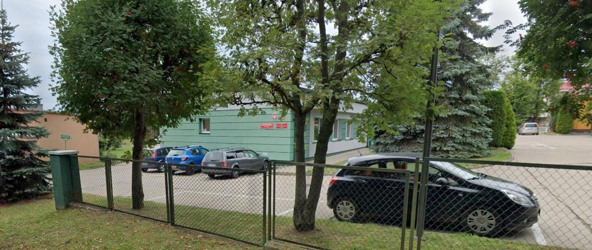 Parterowy, murowany budynek otoczony ogrodzeniem. Posiada prostą fasadę i płaski dach. Przed budynkiem znajduje się parking dla samochodów.