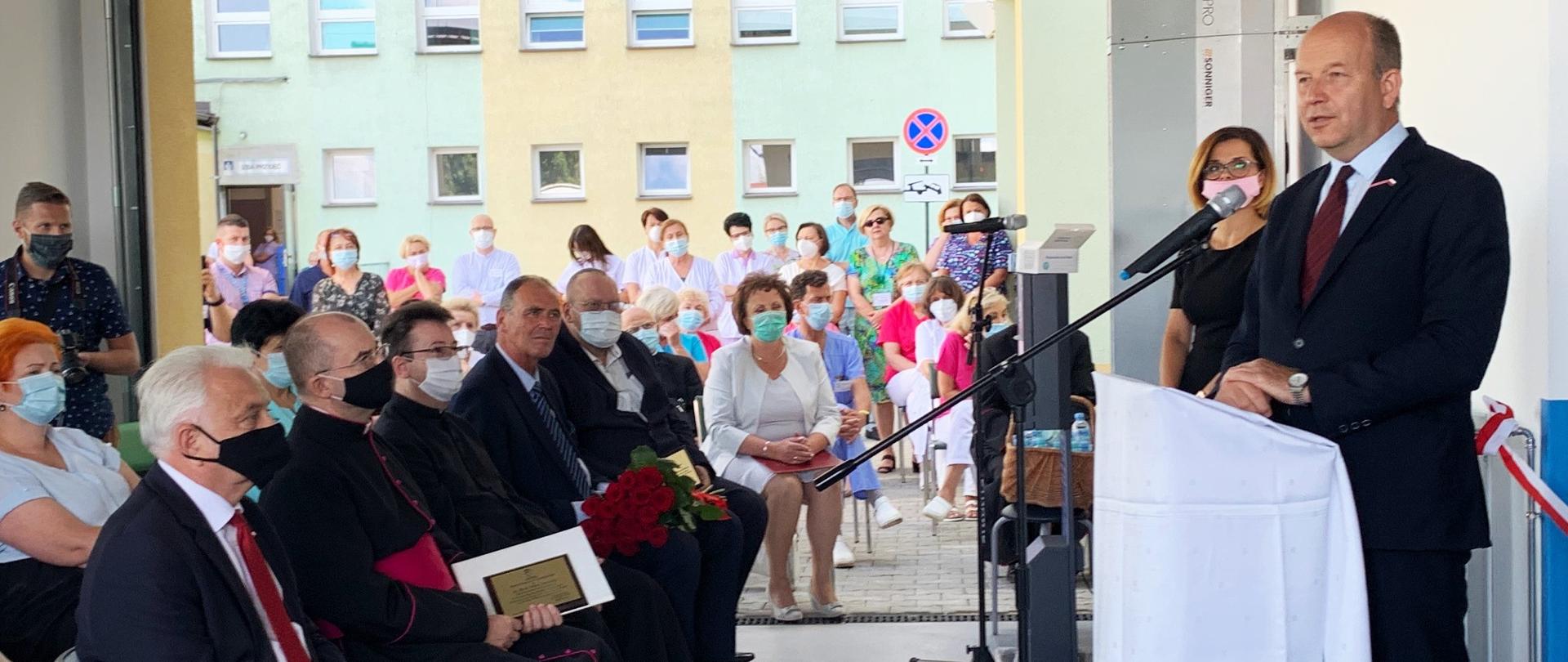 Wojewoda Mazowiecki Konstanty Radziwiłł podczas przemówienia w szpitalu powiatowym w Sokołowie Podlaskim.