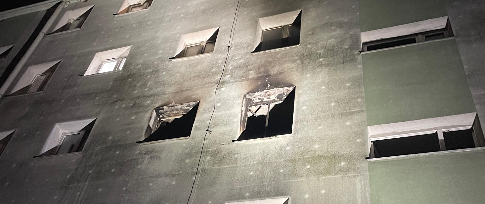 Na zdjęciu widać okna mieszkania które uległo spaleniu.
