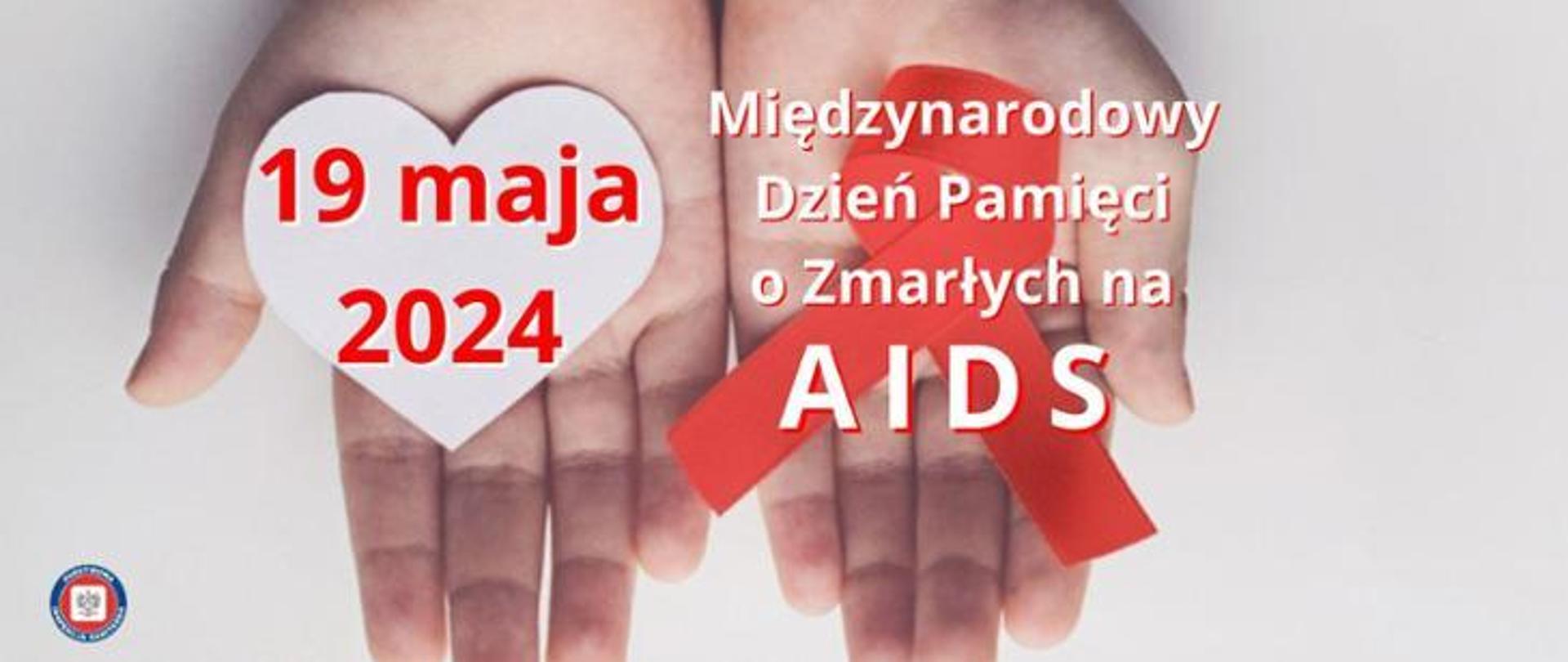 dłonie, na lewej czerwona kokardka i biały napis Międzynarodowy Dzień Pamięci o Zmarłych na AIDS, na lewej serce z czerwonym napisem 19 maja 2024
