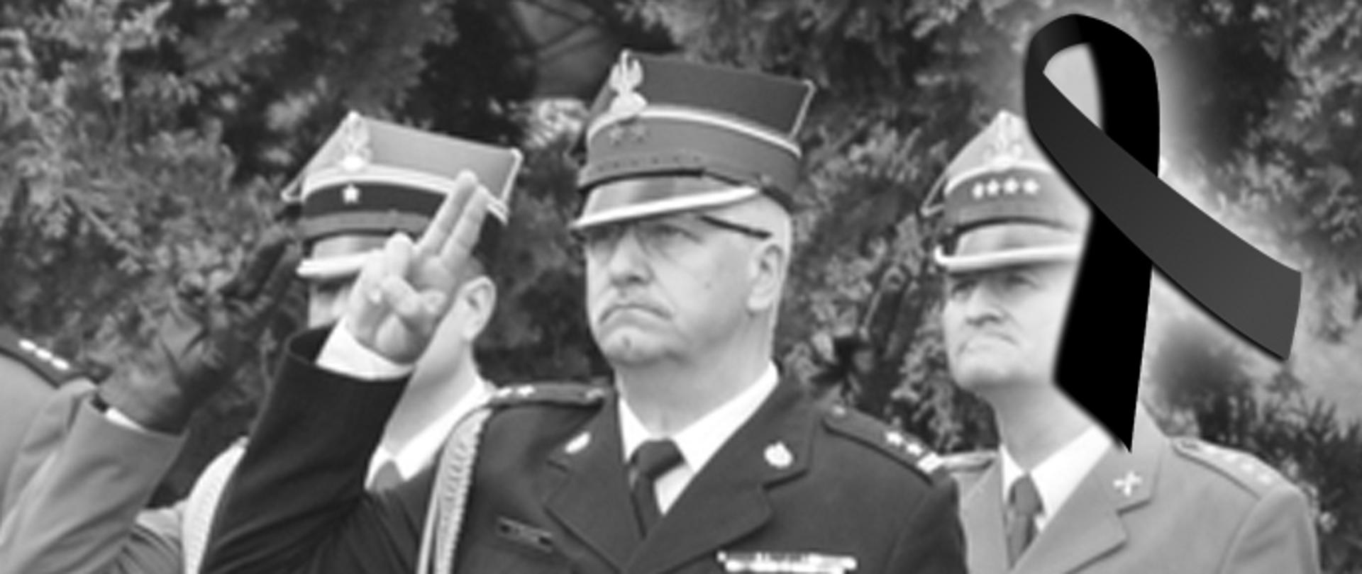 Zdjęcie przedstawia zmarłego bryg. mgr w st. spocz. Zygfryd STEUER byłego Zastępcę Komendanta Powiatowego PSP w Kędzierzynie-Koźlu podczas apelu na Dniu Flagi w 2015 roku.