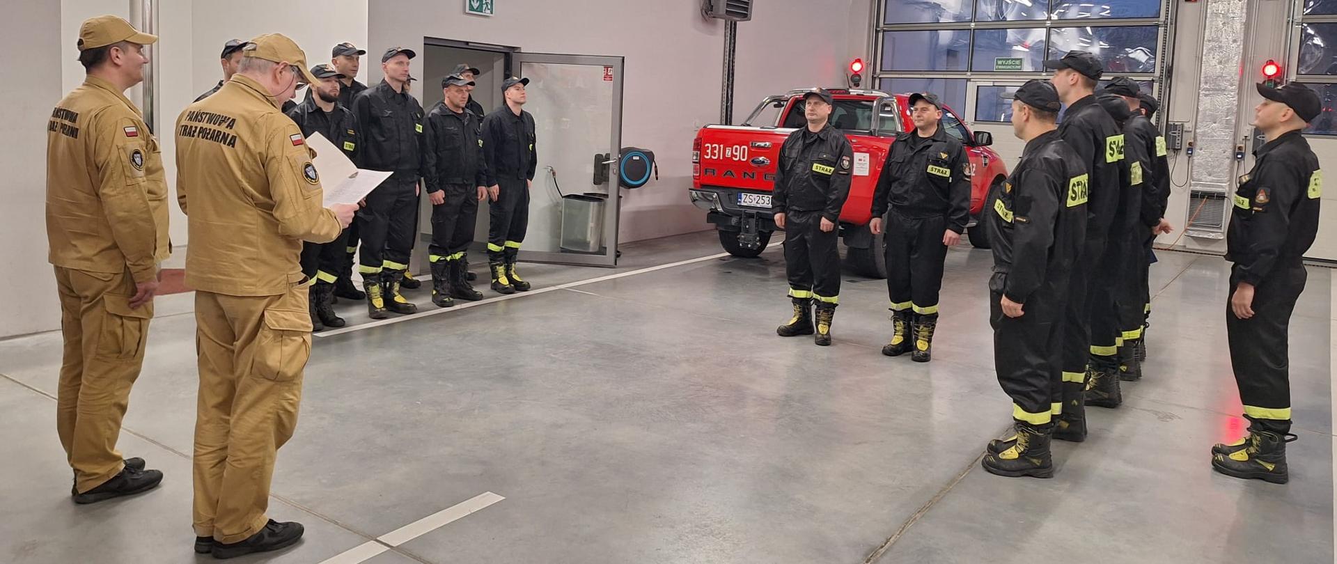 Uroczysta zbiórka z okazji 20 lat pracy asp. Krzysztofa Romana praz 30 lat pracy st. ogn. Roberta Potyrały