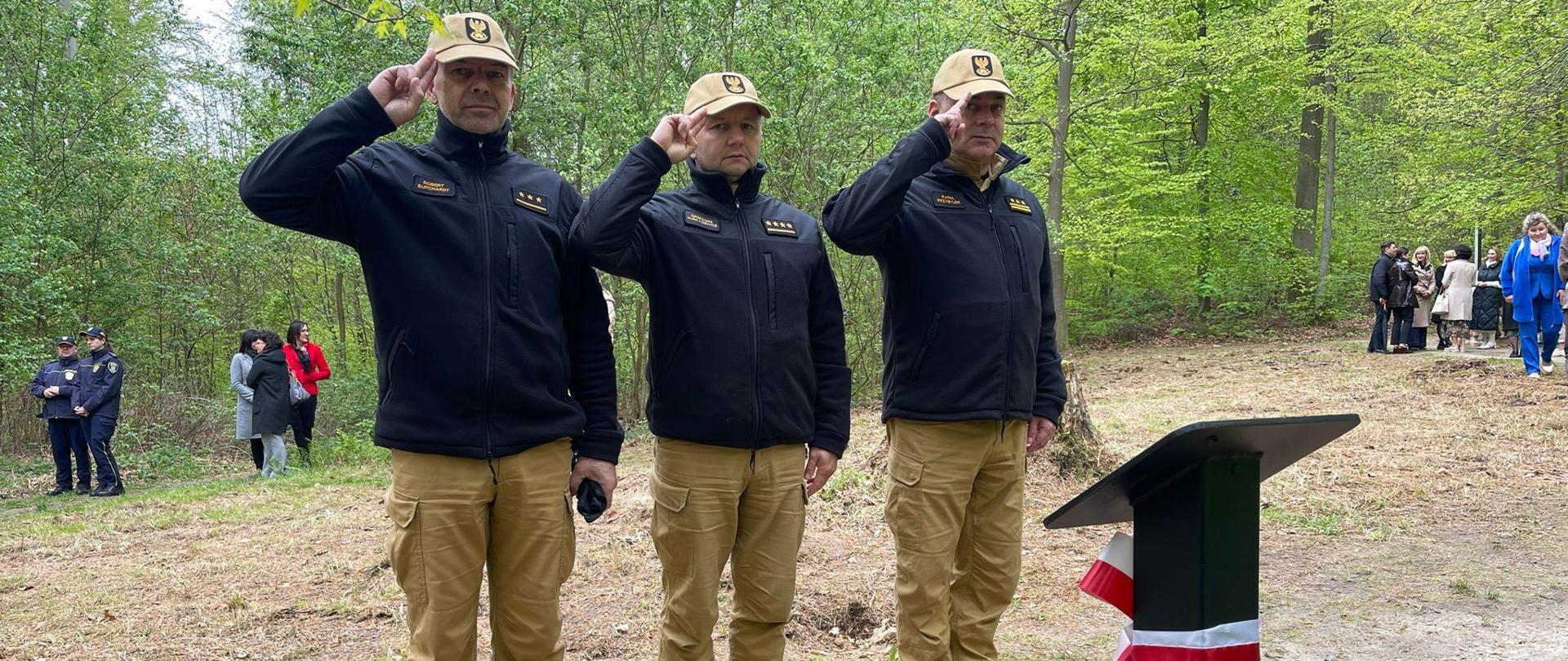 Strażacy oddający hołd