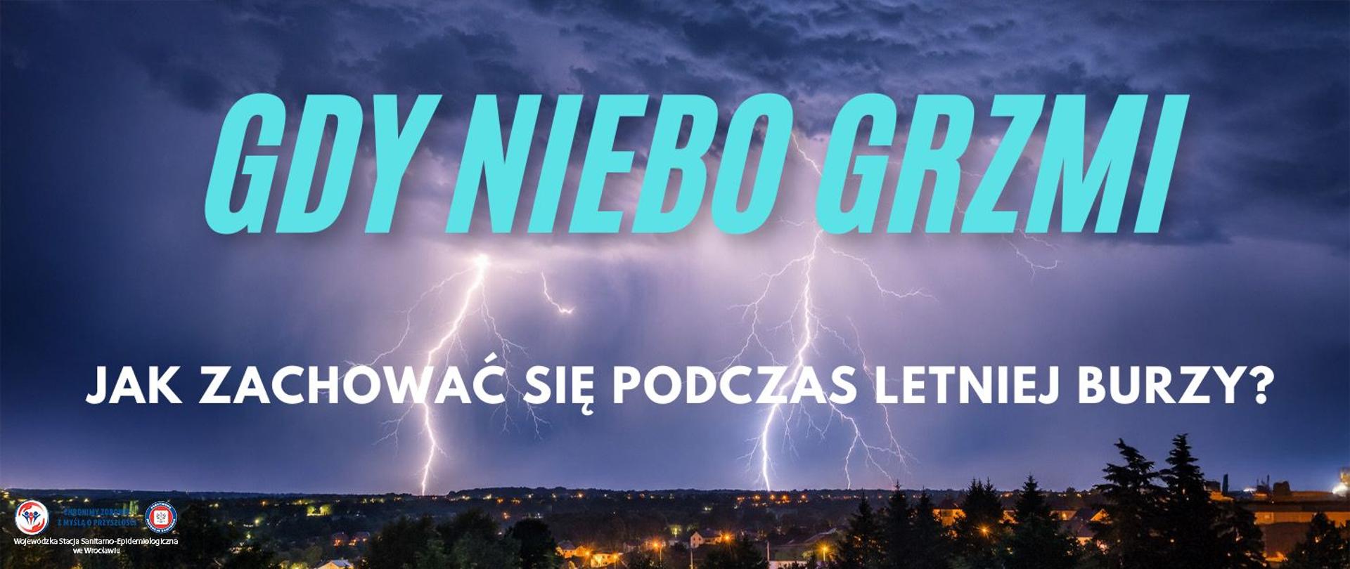 Letnia burza z licznymi wyładowaniami atmosferycznymi nad horyzontem. Ciemne chmury burzowe i efektowne błyskawice ilustrują zagrożenia związane z gwałtownymi zjawiskami pogodowymi oraz temat bezpiecznego zachowania podczas burzy.