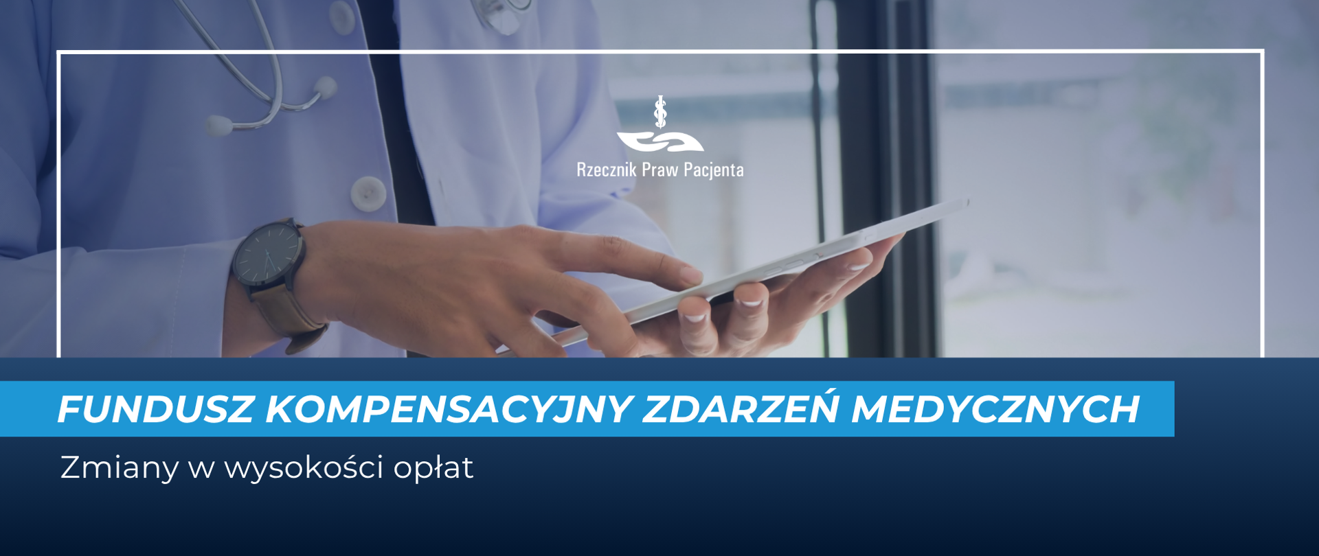 Dłonie lekarza trzymającego tablet 