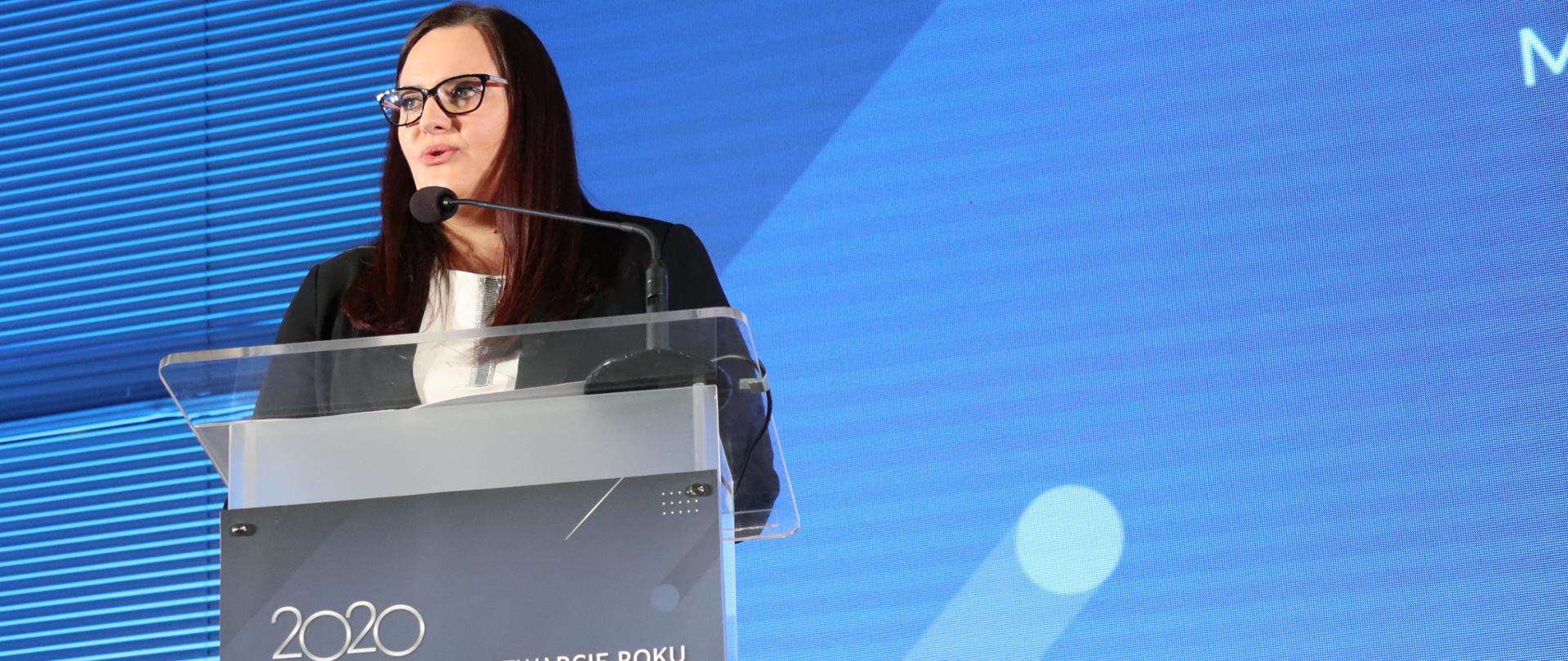 minister Małgorzata Jarosińska-Jedynak mówi do mikrofonu na pulpicie napis 2020 Dyplomatyczne otwarcie roku
