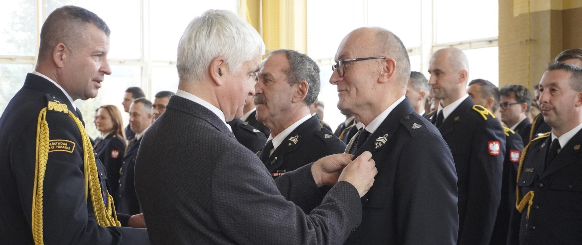 Awanse i odznaczenia w Komendzie Wojewódzkiej Państwowej Straży Pożarnej w Białymstoku z okazji Święta Niepodległości