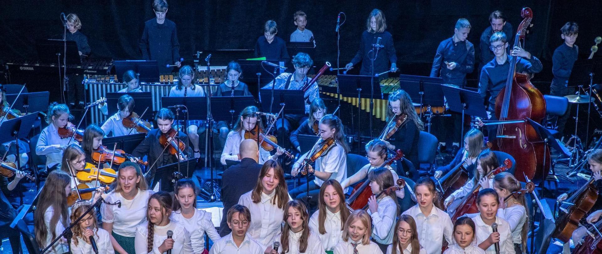 Dzień Edukacji Narodowej w Stargardzkim Centrum Kultury - zdjęcie przedstawia uczennice i uczniów PSM I i II stopnia im. Witolda Lutosławskiego oraz OSM w Stargardzie podczas występu na scenie SCK.