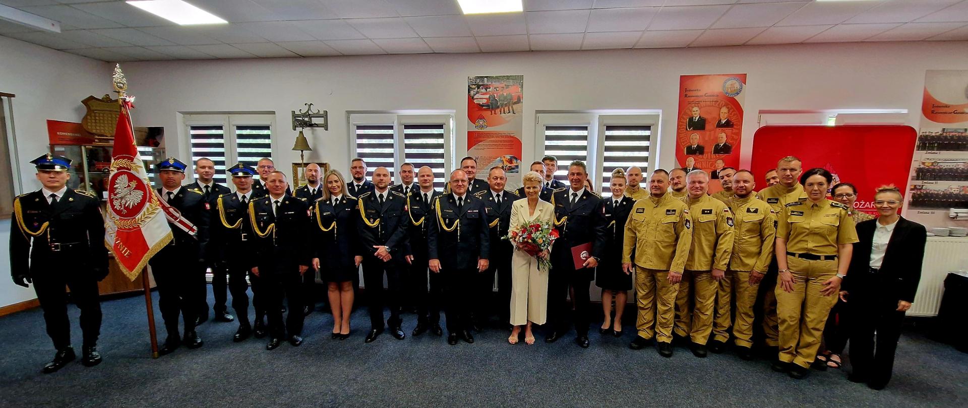 Strażacy w umundurowaniu żegnają Jacka Dubielak w związku z odejściem na zaopatrzenie emertytalne.