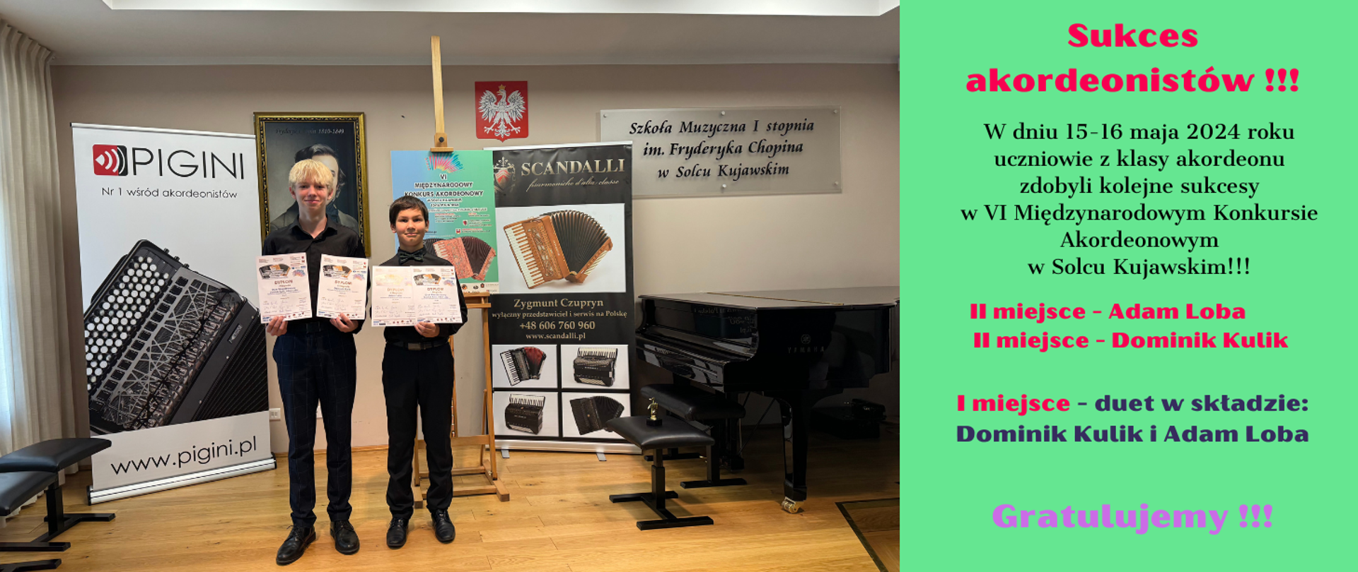 Zdjęcie przedstawia dwóch uczniów trzymających dyplom z konkursu, w którym zostali laureatami. W tle banery reklamowe akordeonów.