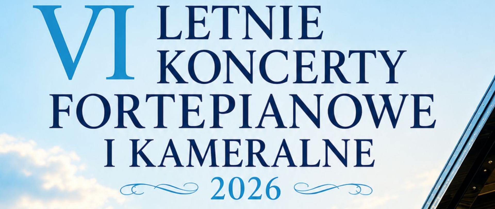 Plakat w pionie, głównym tłem plakatu jest jezioro z żaglówkami oraz letnie, niebieskie niebo. Z prawej strony zdjęcie czarnego fortepianu. U góry z lewej strony logo szkoły , poniżej wielkimi literami VI Letnie Koncerty Fortepianowe i Kameralne. Pośrodku plakatu daty trzech koncertów w ramach wydarzenia : 09 lipca, 16 lipca , 23 lipca 