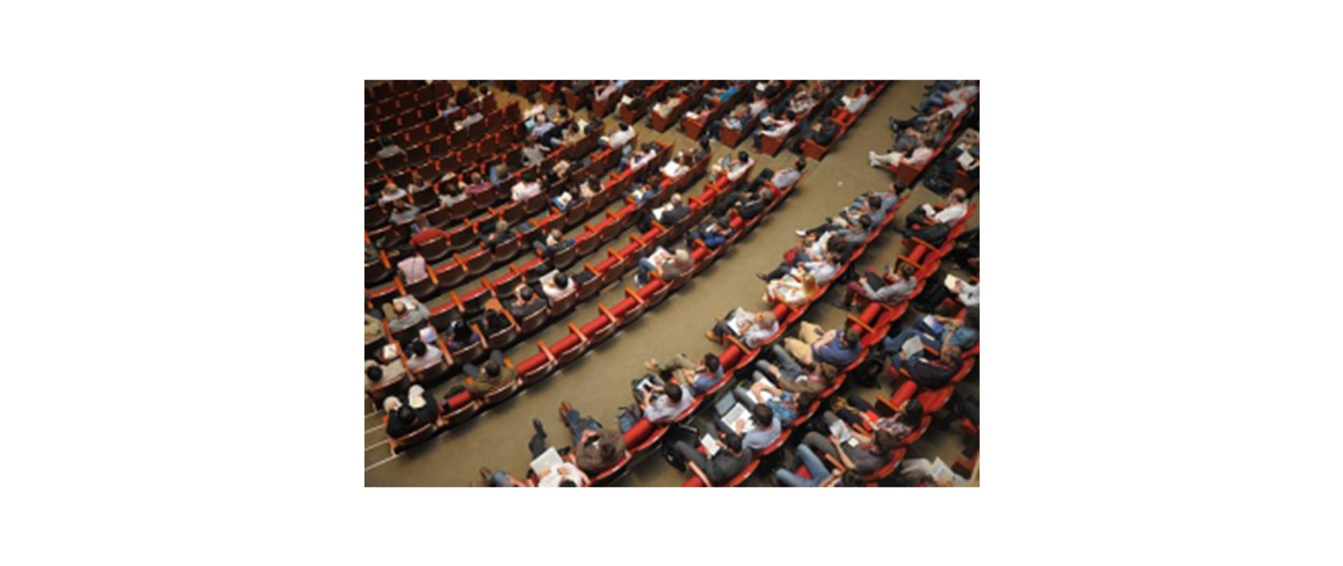 Na zdjęciu: ludzie, którzy siedzą na auli podczas konferencji