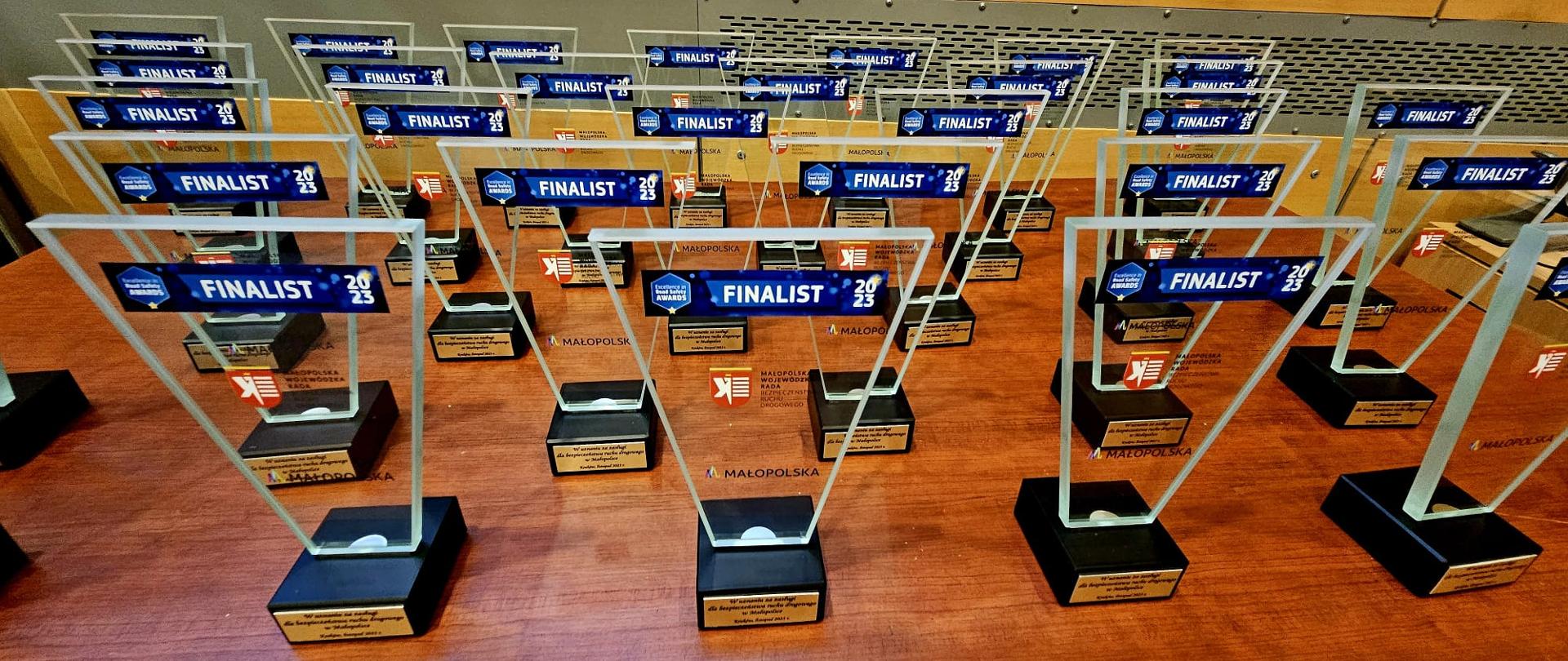 Zdjęcie statuetek z Małopolskiej Wojewódzkiej Rady Bezpieczeństwa Ruchu Drogowego za 2023 rok