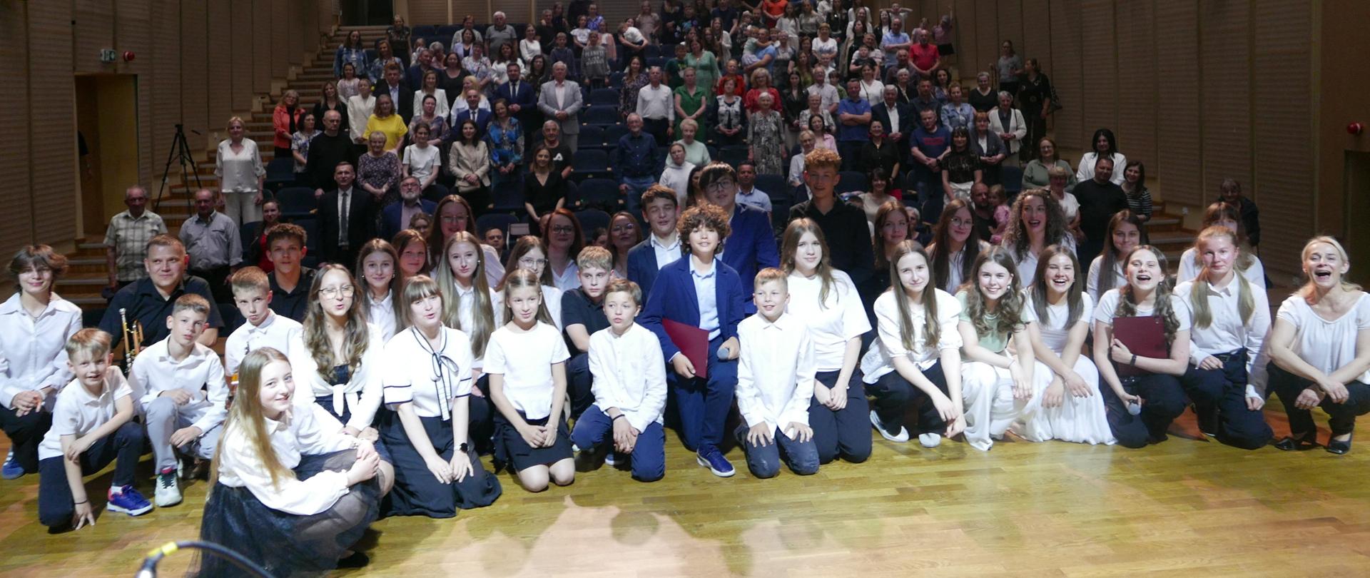 Zdjącie występujących i ich publiczność.