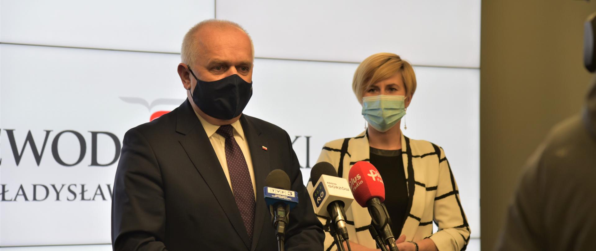 Wojewoda i burmistrz Drezdenka w czasie konferencji prasowej