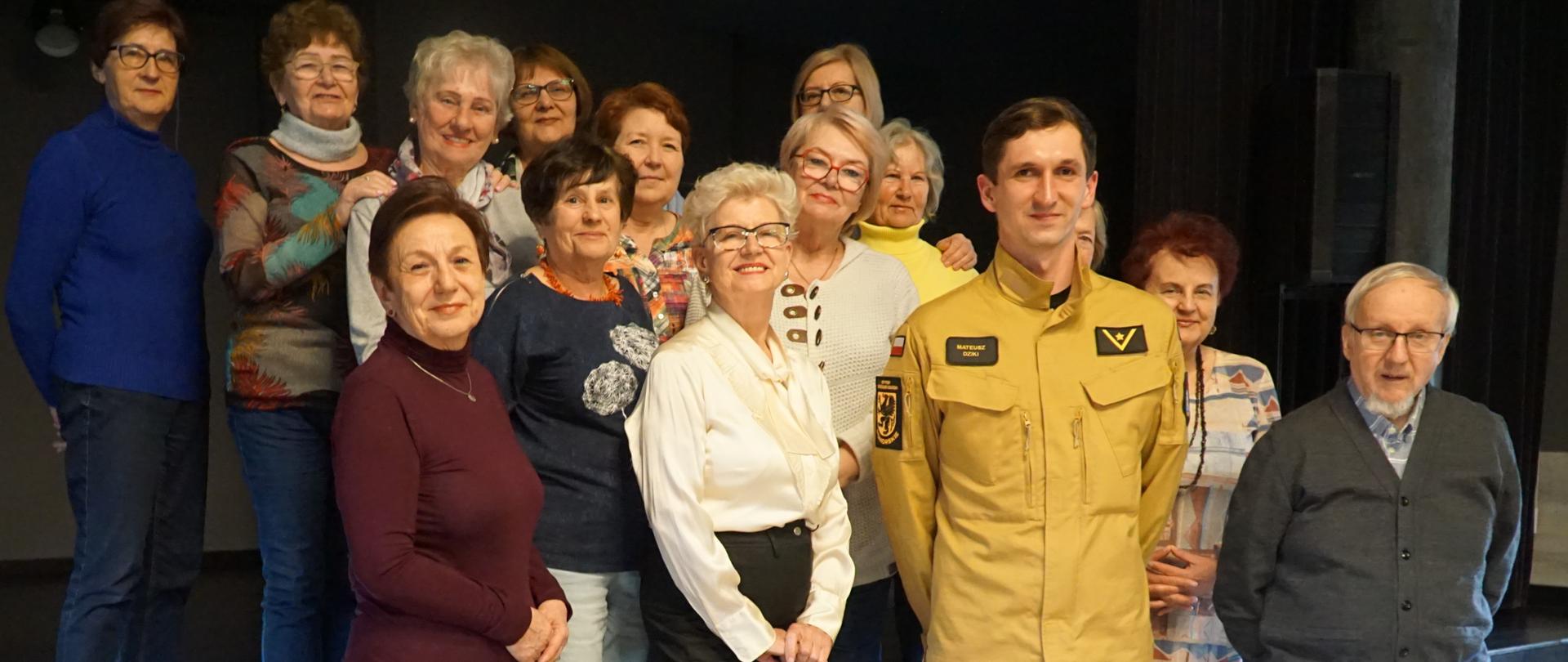 Pamiątkowe zdjęcie prowadzącego wykład strażaka studentami