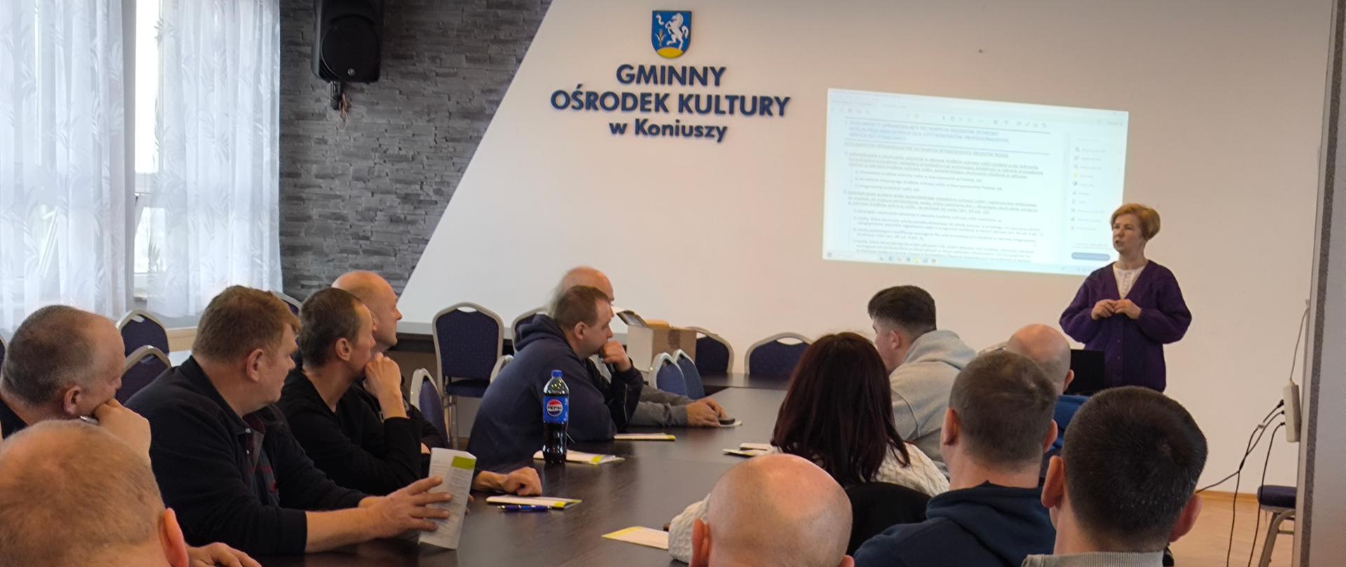 Widok sali konferencyjnej, wykładowcy i uczestników szkolenia