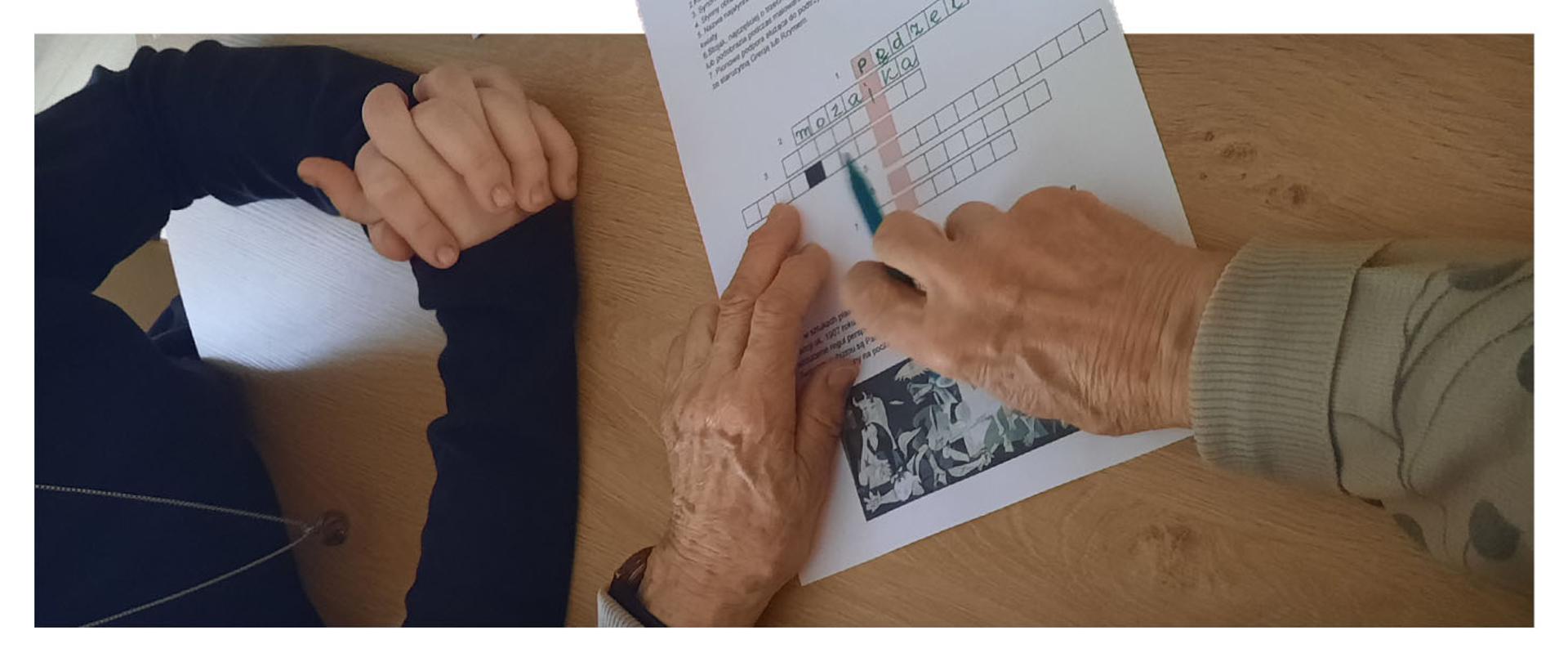 Od początku roku szkolnego 2025/26 nasi uczniowie angażują się w wolontariat lokalny. Raz w miesiącu grupa młodzieży z opiekunkami, panią Agnieszką Ziembą- Dudą oraz panią Patrycją Cichą, odwiedzają seniorów zamieszkałych w Rezydencji Dzielna. 