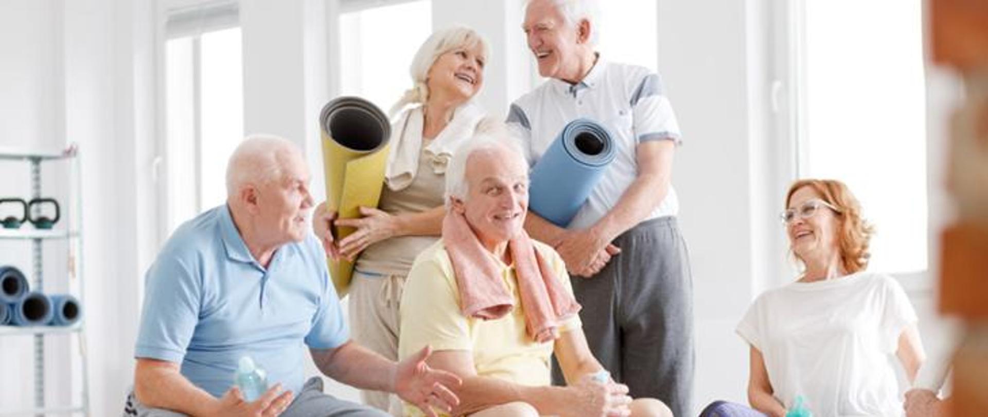 Pięcioro seniorów podczas ćwiczeń
