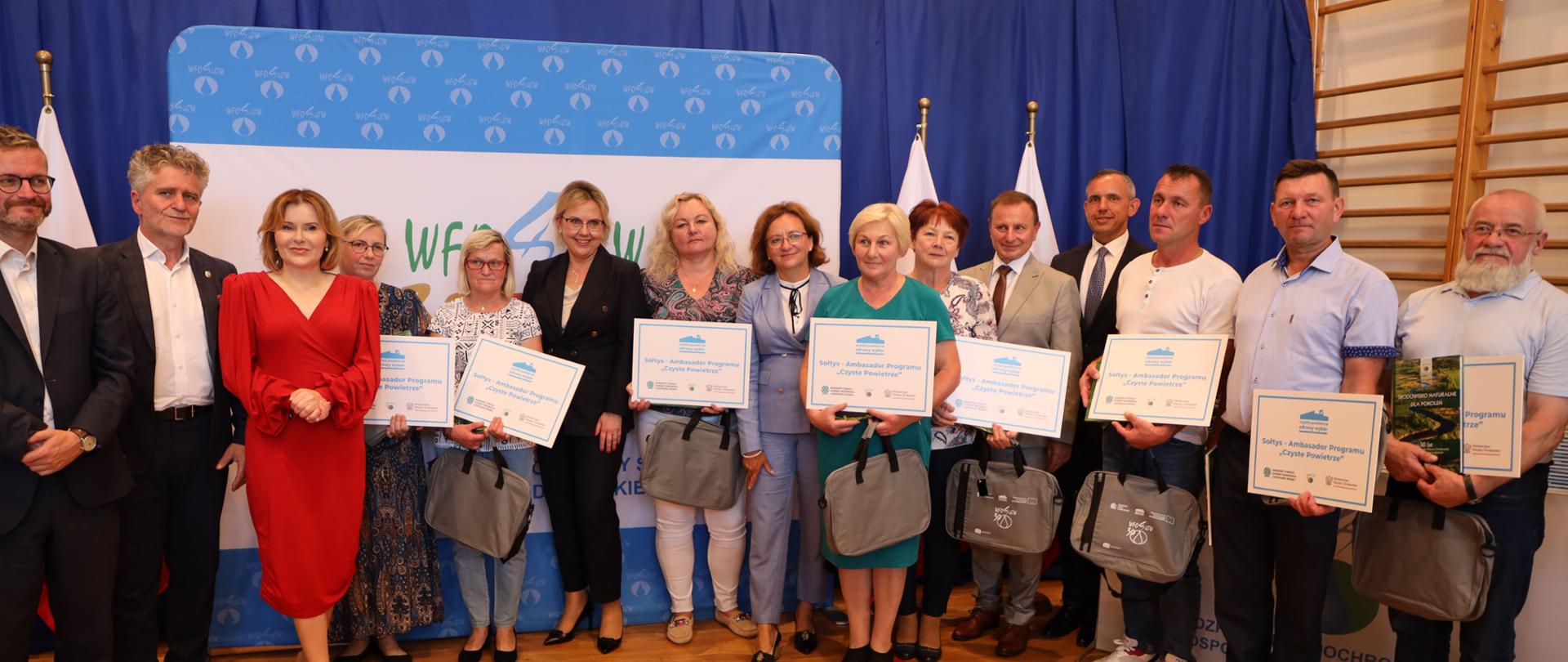 Spotkanie z sołtysami w ramach akcji "Sołtys - Ambasadorem Czystego Powietrza". Zdjęcie grupowe