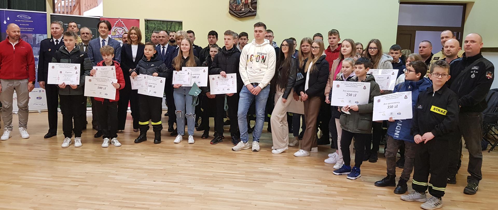 uczestnicy Eliminacji powiatowych Ogólnopolskiego Turnieju Wiedzy Pożarniczej “Młodzież Zapobiega Pożarom” na sali gimnastycznej