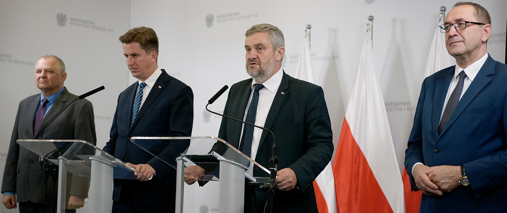 Fot. Minister J.K. Ardanowski przedstawia informację nt. suszy rolniczej